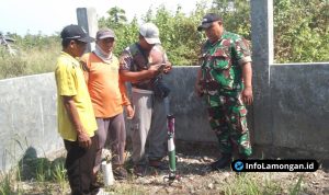 Foto : Dokumentasi Babinsa Koramil Sarirejo dampingi tim TNI Manunggal Air survei sumber air di Desa Kedungkumpul Lamongan