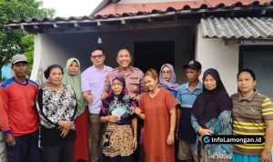 Foto : Ipda Purnomo menyerahkan secara simbolis bantuan modal usaha kepada Ibu Marfuah di kediamannya