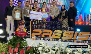 Foto : Penyerahan penghargaan Duta Lalu Lintas Terbaik Kategori Intelegensi kepada perwakilan Satlantas Polres Lamongan