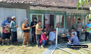 Foto : Proses pembongkaran atap lama rumah Pak Toto sebagai tahap awal renovasi