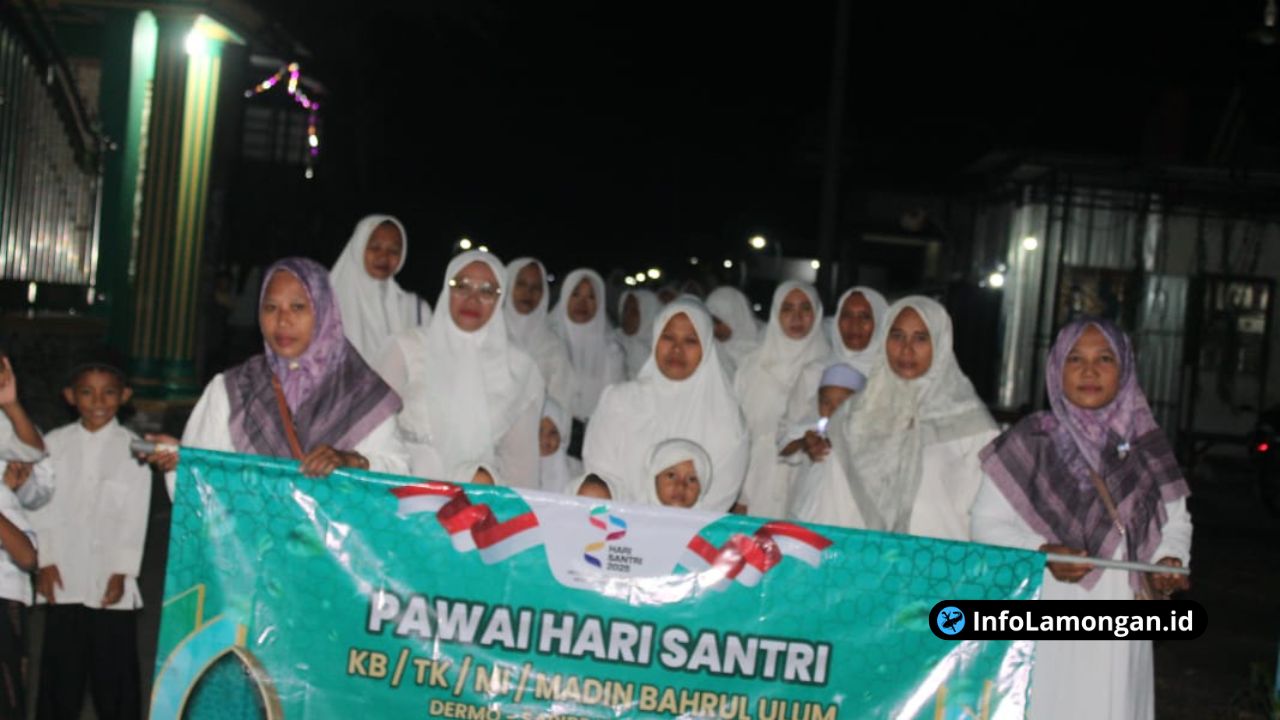 Foto : Suasana semarak Kirab Santri di jalanan Dusun Dermo yang diterangi lampu malam hari