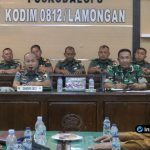 Foto : Dandim 0812 Lamongan Letkol Inf Deni Suryo Anggo Digdo pimpin rakor KDKMP di Ruang Data Makodim