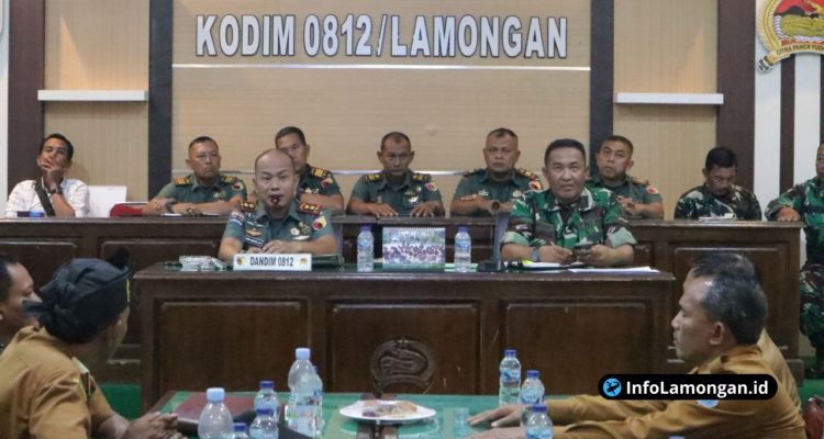 Foto : Dandim 0812 Lamongan Letkol Inf Deni Suryo Anggo Digdo pimpin rakor KDKMP di Ruang Data Makodim