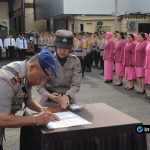 Foto : Proses penandatanganan dokumen serah terima jabatan di Polres Lamongan