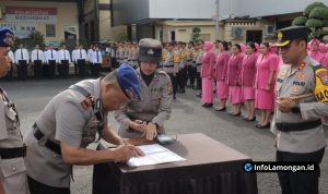 Foto : Proses penandatanganan dokumen serah terima jabatan di Polres Lamongan