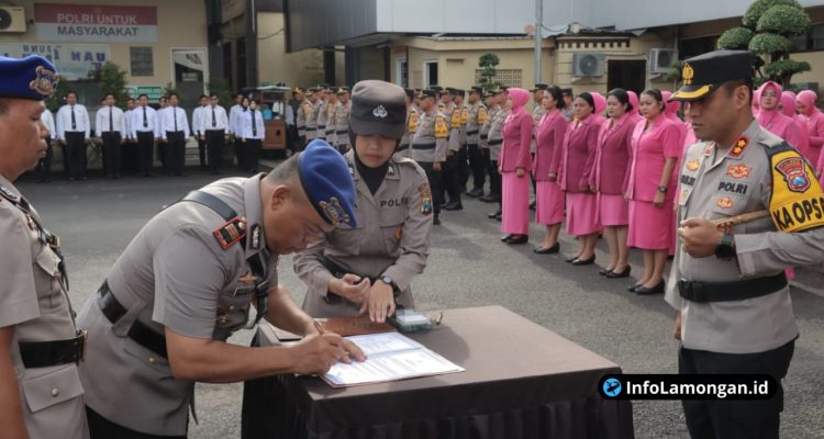 Foto : Proses penandatanganan dokumen serah terima jabatan di Polres Lamongan