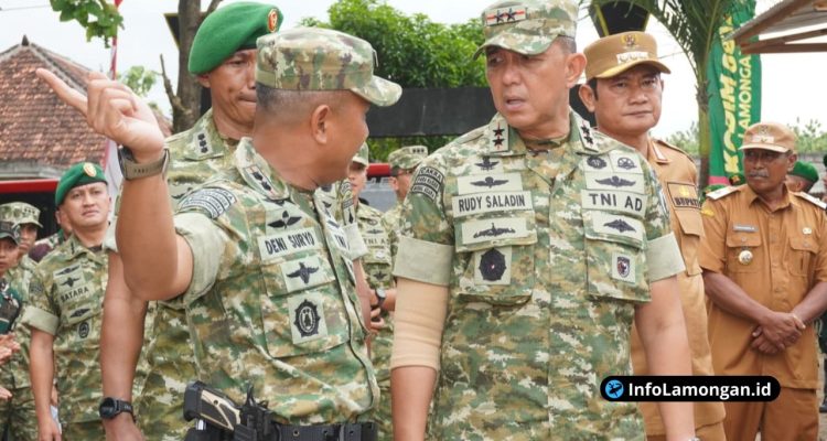 Foto : Proses peninjauan progres pembangunan Marshalling Area Yonif TP 887KJM oleh Wakil Panglima TNI dan rombongan