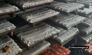 Foto : Proses produksi tempe di pabrik PT Bahrudin Semesta Jaya dengan pekerja yang mengenakan APD lengkap