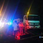 Foto : Sebuah truk trailer terlihat telah ditabrak sisi kanannya dan bagian depan mengalami kerusakan setelah menabrak median jalan dan tiang traffic light di JLU Barat