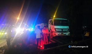 Foto : Sebuah truk trailer terlihat telah ditabrak sisi kanannya dan bagian depan mengalami kerusakan setelah menabrak median jalan dan tiang traffic light di JLU Barat